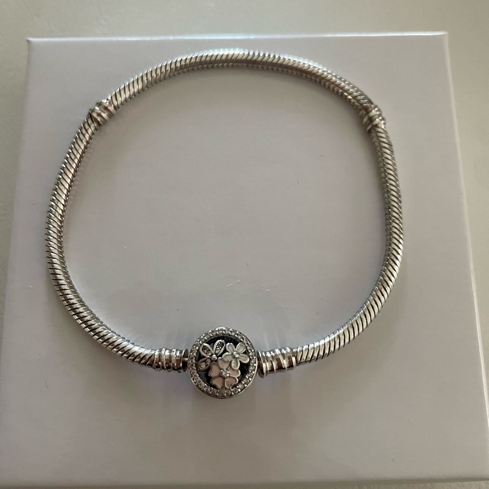 Pandora‎ Bracelet with Floral clasp